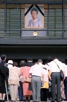 People pay respects to late empress dowager